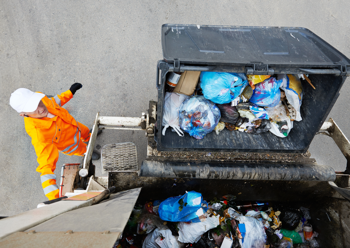 LC3 is zoals de vuilnisman die achter de vrachtwagen loopt, methodisch vuilniszakken in de buurt opraapt en in de pers dumpt.  