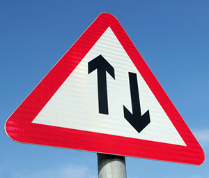 De 'sense' en 'anti-sense' strengen van DNA worden door de cel in tegengestelde richtingen gelezen. De 'sense' streng bevat de meeste eiwit-makende instructies.  