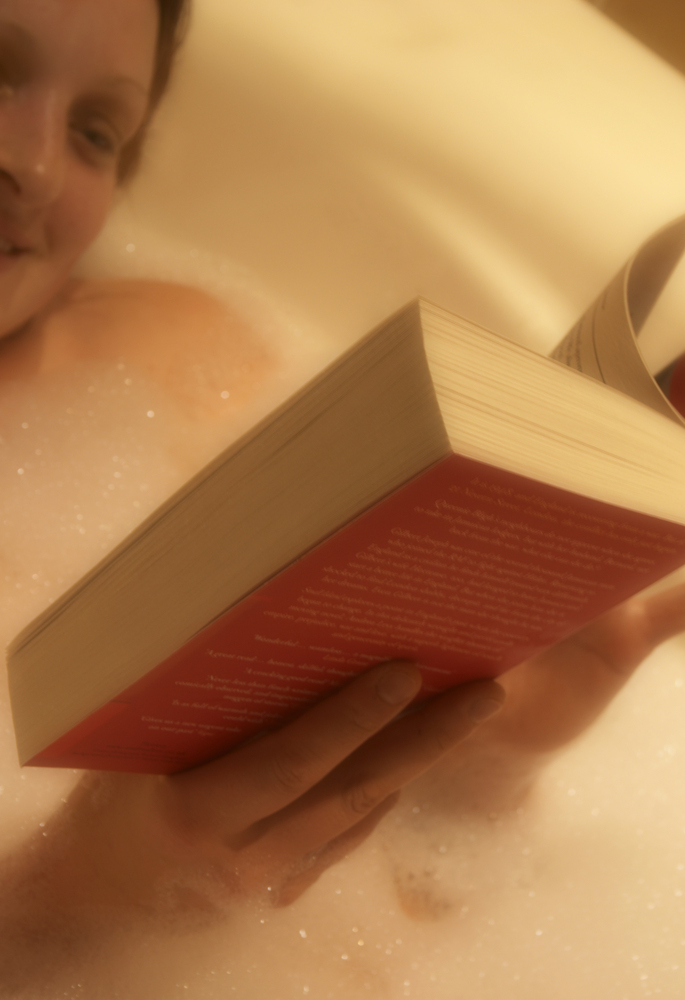 Leer jezelf een vast ‘slaapritueel’ aan met ontspannende activiteiten zoals een bad nemen of een boek lezen.