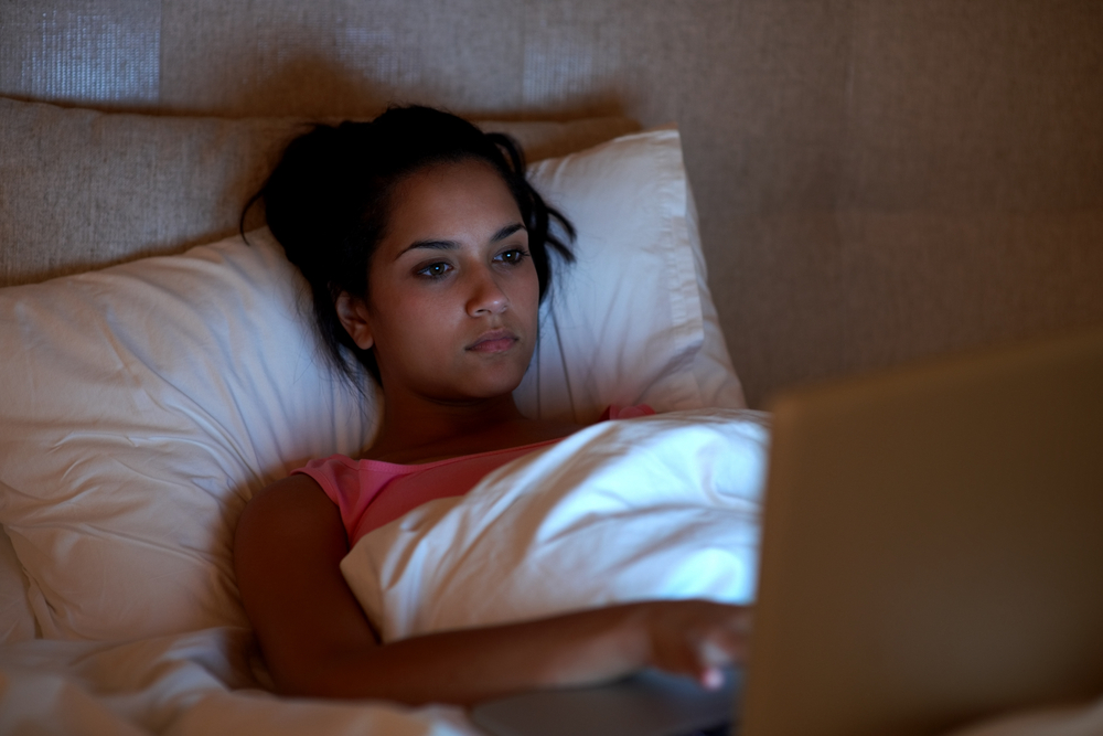 Fout! Computers horen niet thuis in de slaapkamer en laptops moeten niet gebruikt worden om te lezen voor het slapen gaan..