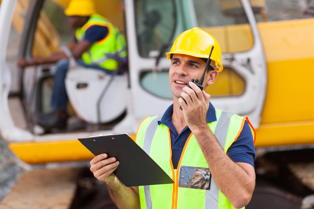 Waar bouwinspecteurs normaal gesproken met hun team communiceren door middel van walkie-talkies wordt er in cellen gecommuniceerd door middel van het bevestigen van chemische labels, bekend als fosfaat groepen, aan de juiste eiwitten.