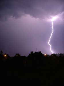 Net zoals het moeilijk is precies te voorspellen wanneer een storm aan land komt, is het ook lastig te voorspellen wanneer de symptomen van de ziekte van Huntington zullen starten.
