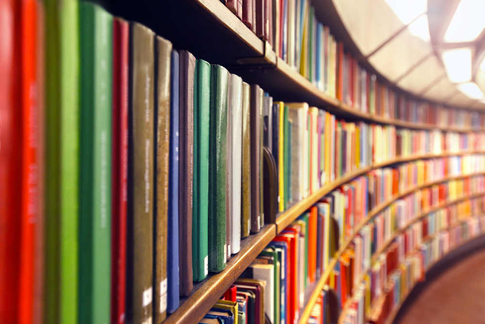 Het GeM consortium heeft een paar gebieden met genetische verschillen kunnen identificeren die een invloed hebben op de beginleeftijd van de ZvH symptomen. Je kan dit vergelijken met het identificeren van enkele boeken uit een paar duizenden in een bibliotheek.
