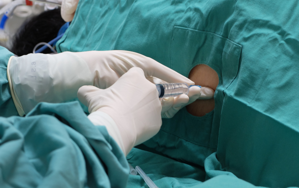 Neurologen en andere artsen hebben toegang tot de spinale vloeistof via zeer fijne naalden dichtbij de basis van de wervelkolom