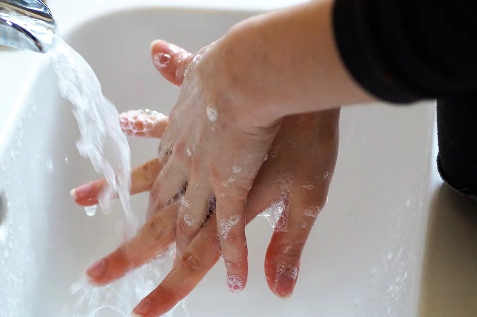 Om veilig en gezond te blijven, moet iedereen regelmatig zijn handen wassen, oppervlakken desinfecteren en afstand nemen.