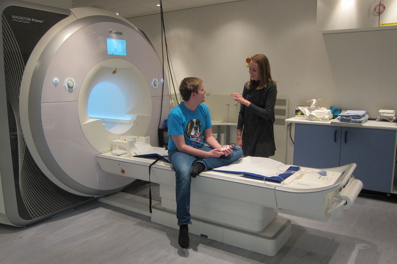 Een ZvH-YAS-vrijwilliger die zich voorbereidt op een hersenscan, een MRI genaamd (foto met dank aan HDYO)