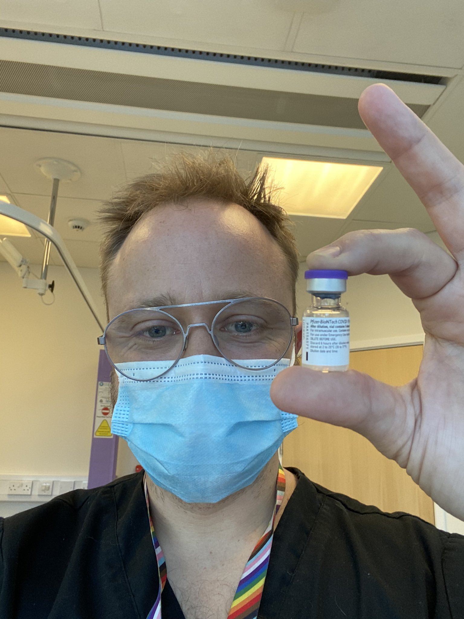 Professor Ed Wild is in zijn vrije tijd druk bezig geweest met het vaccineren van mensen tegen COVID-19.