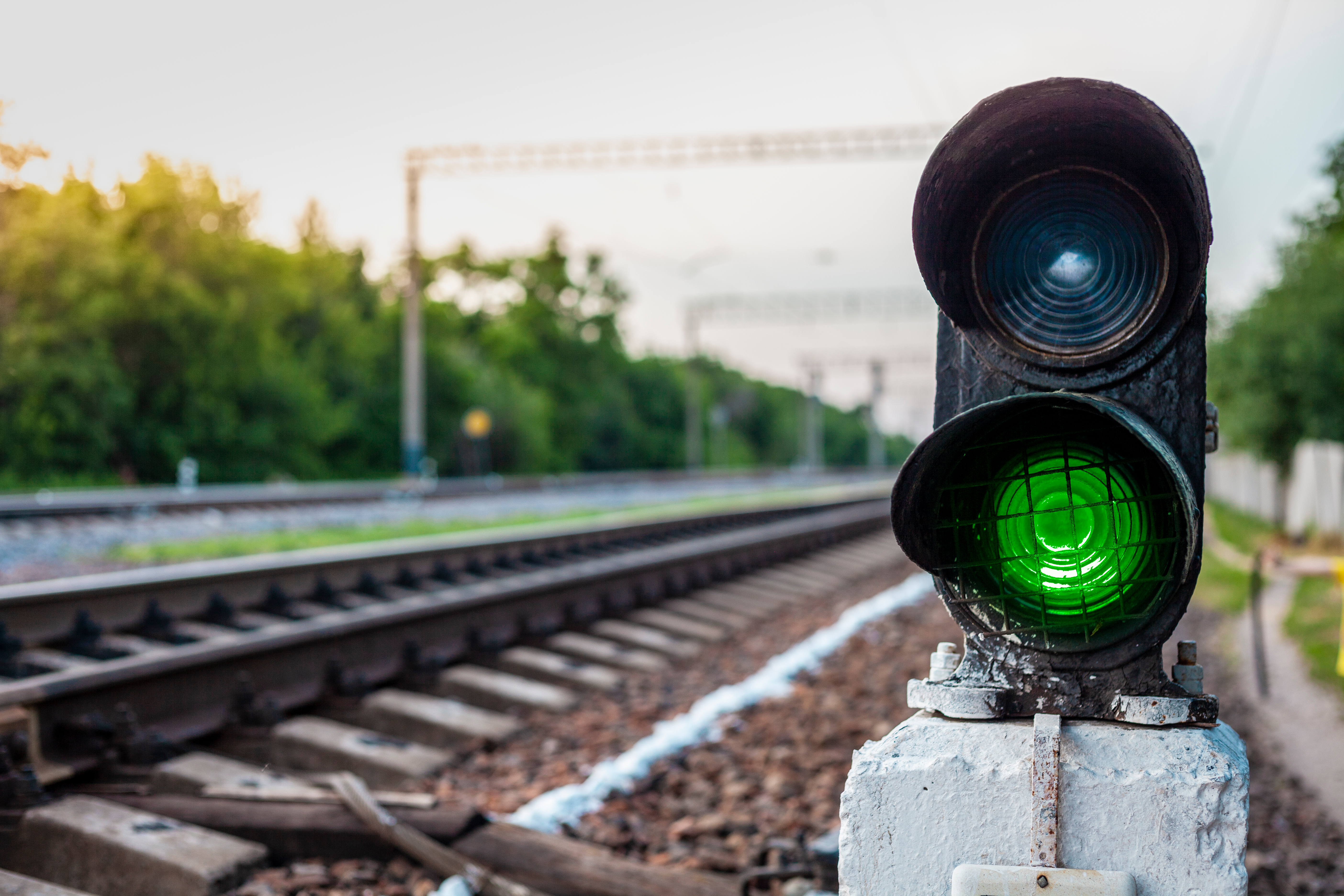 RNA-berichten die klaar zijn om door cellulaire machines te worden gelezen om een eiwit te maken, bevatten 'start'-signalen zoals een groen verkeerslicht. Wanneer CAG-herhalingen die RNA's bevatten, worden bewerkt tijdens het splitsen, kunnen startsignalen verkeerd worden geknipt en geplakt in de CAG-herhaling, waardoor er meer abnormale eiwitten uit de RNA-boodschap worden gemaakt dan normaal