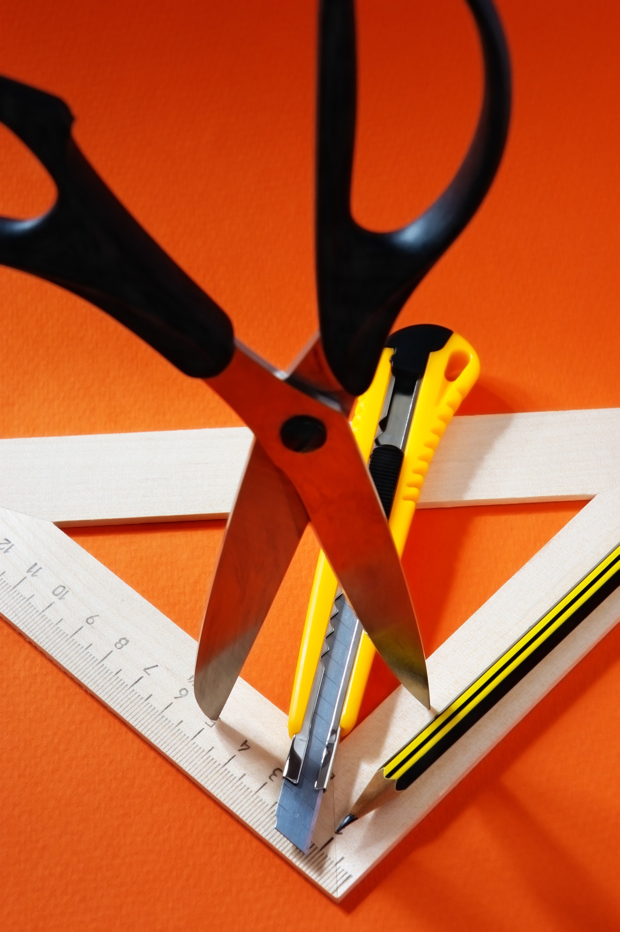 Huntingtineverlagende therapieën met kleine moleculen richten zich op de machinerie in onze cellen die de genetische boodschappen voor het maken van eiwitten knipt, plakt en voorbereidt.