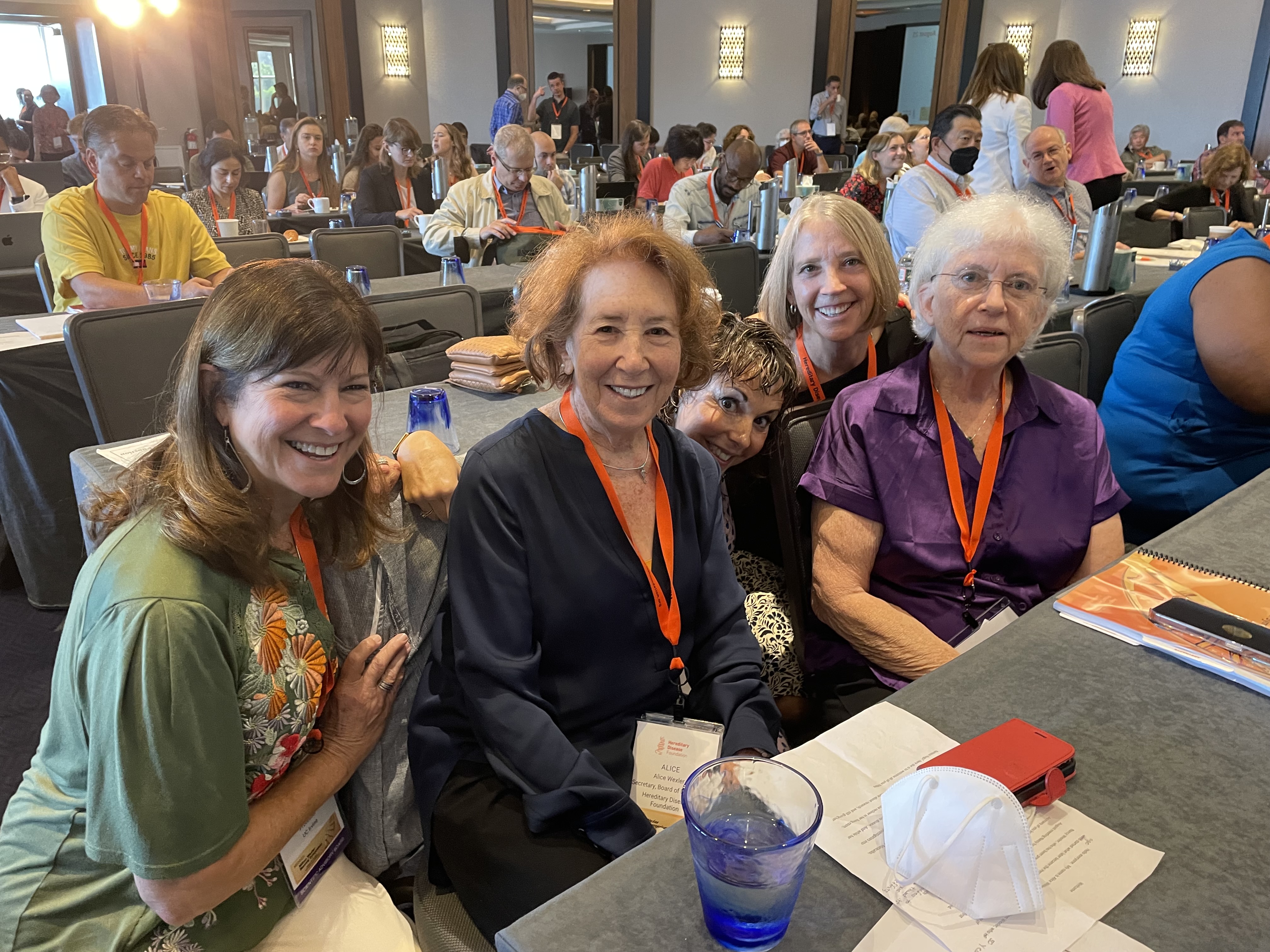 Belangrijke opiniemakers op het gebied van ZvH-onderzoek komen tijdens een van de pauzes samen voor een fotosessie. (L naar R: Dr. Leslie M. Thompson, Alice Wexler, Dr. Sarah Tabrizi, Dr. Bev Davidson, Dr. Anne Young)