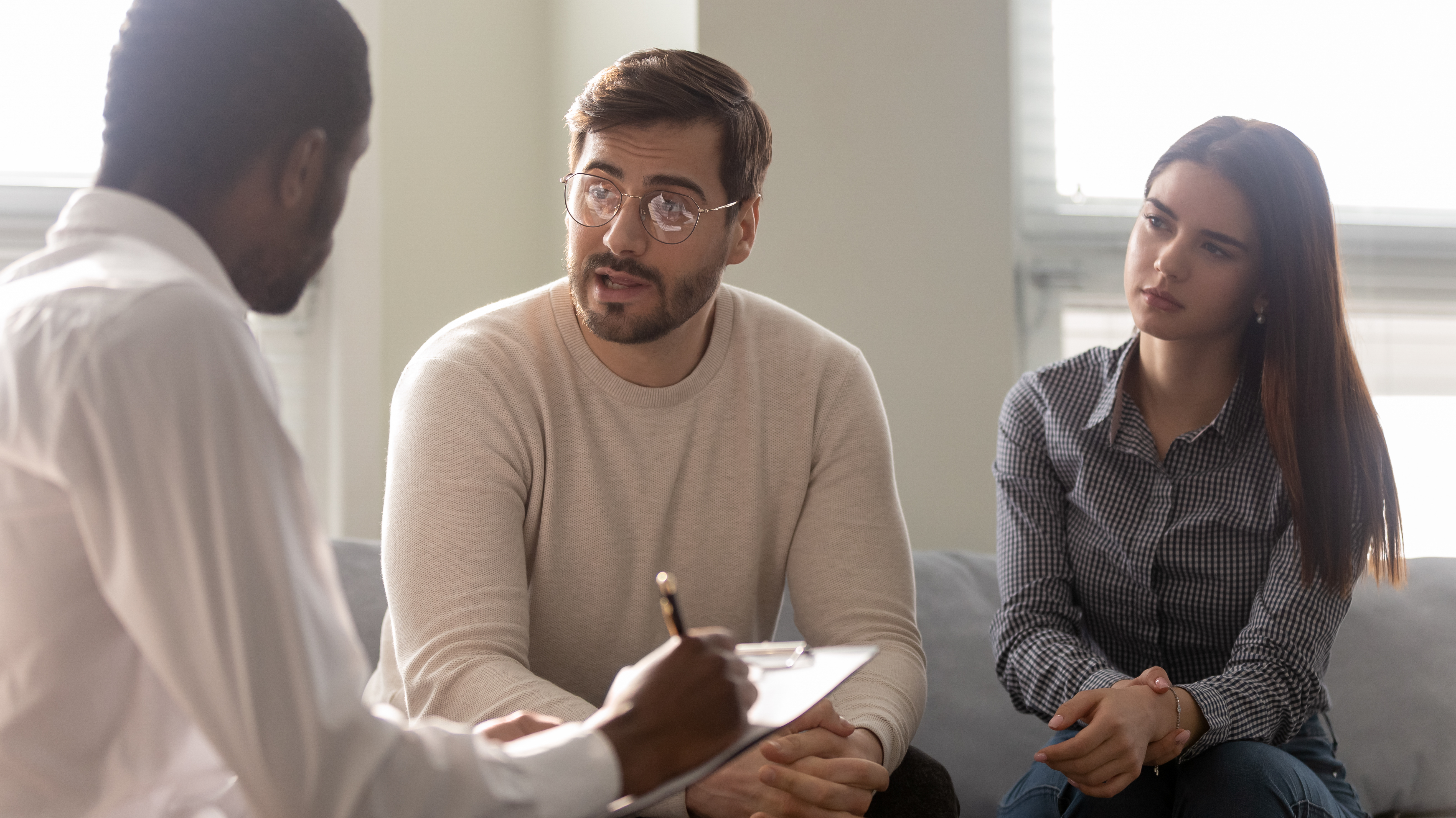 Mensen met de ziekte van Huntington gebruiken naarmate de ziekte vordert steeds meer medicijnen, waarbij antidepressiva tot de meest voorkomende behoren. Dit benadrukt het belang van open gesprekken tussen families en artsen om behandelingen tijdig en passend aan te passen.