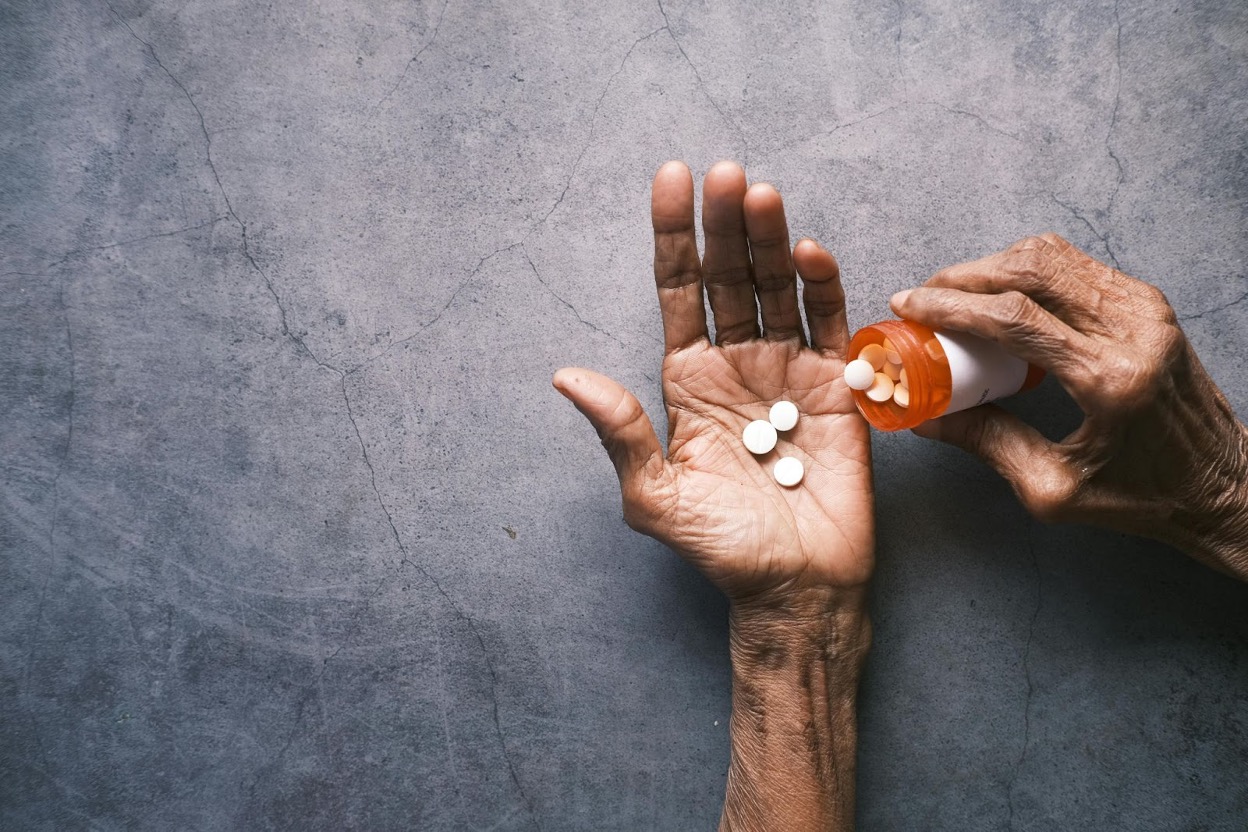 Een nieuw onderzoek suggereert dat antidepressiva, met name SSRI’s, mogelijk de cognitieve achteruitgang bij mensen met dementie kunnen versnellen. Omdat SSRI’s vaak worden voorgeschreven aan mensen met de ziekte van Huntington, onderstrepen deze bevindingen het belang van een zorgvuldige en individuele benadering van de behandeling bij HD.