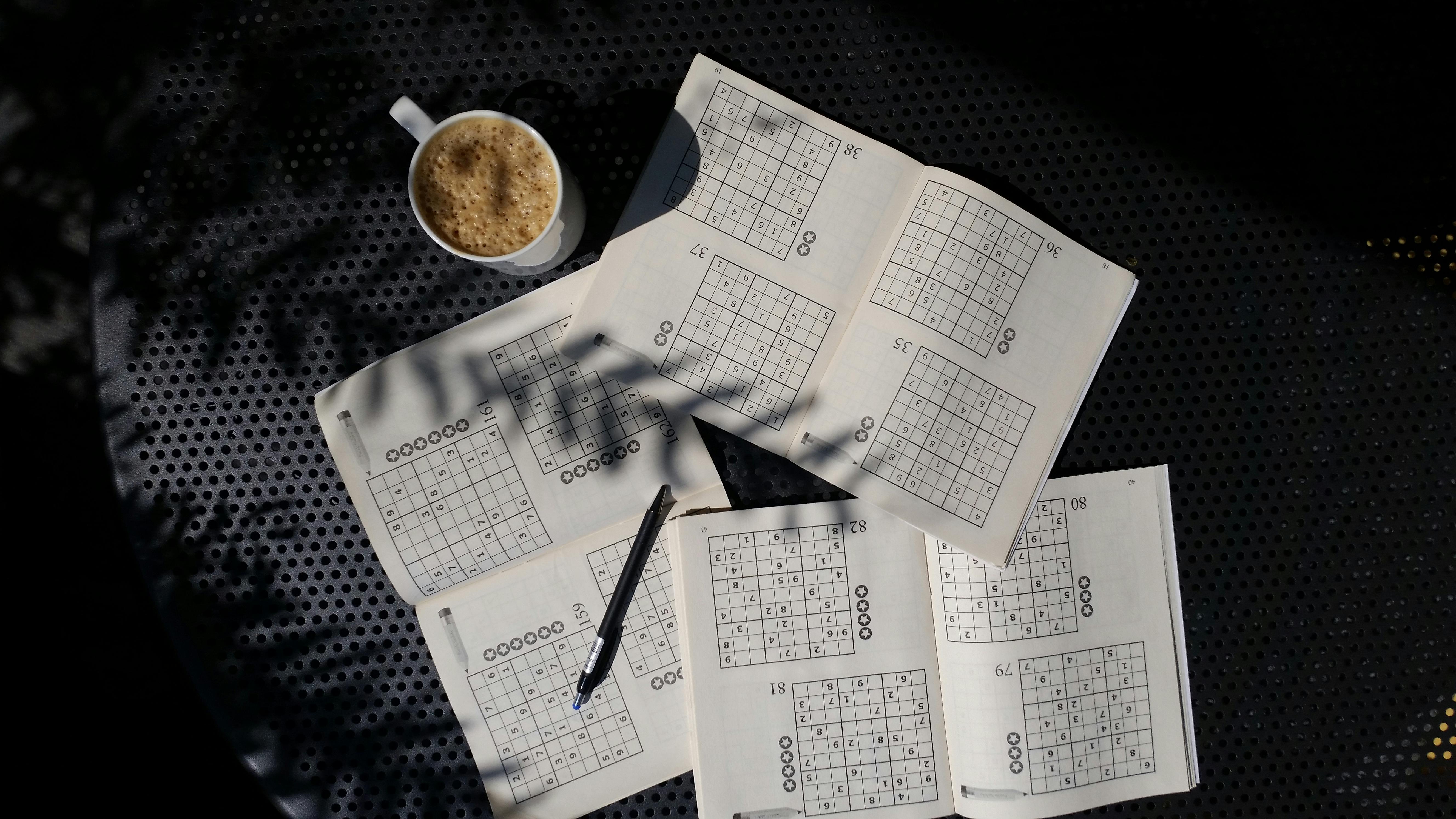 Je brein actief houden met dingen zoals puzzels, boeken, leren, creëren en socializen zijn allemaal goede manieren om je mentale spieren te versterken.