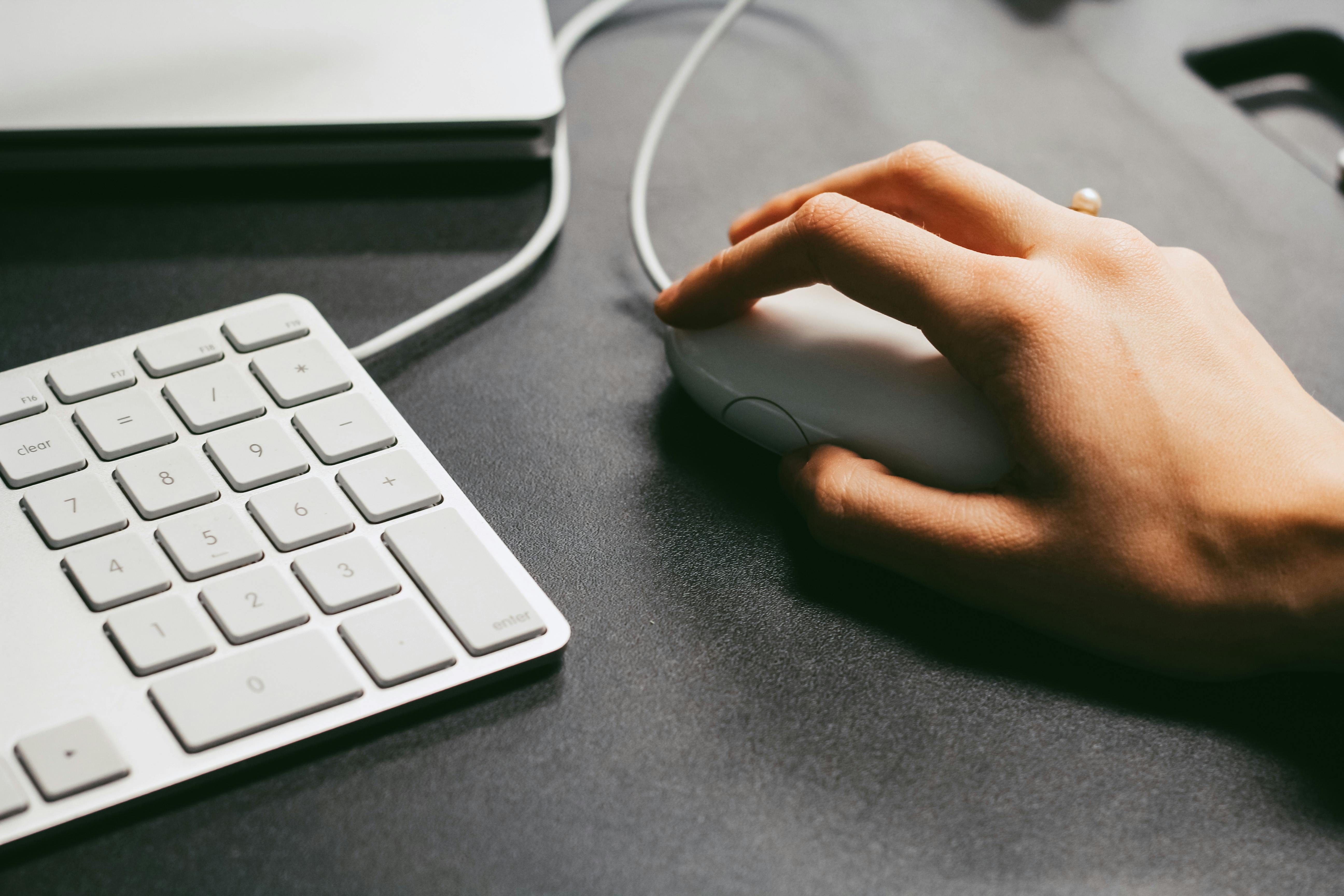 Clickbait is een kop of link die is ontworpen om mensen te verleiden op te klikken door sensationeel, misleidend of intrigerend te zijn, maar die weinig van waarde biedt.