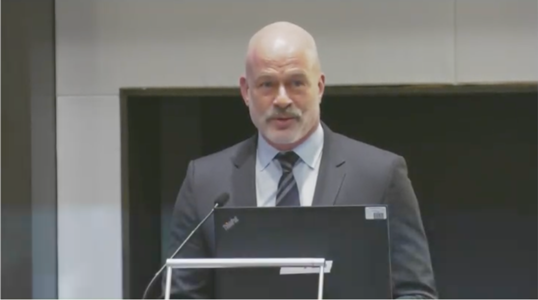 Dr. Arik Johnson, Interim CEO en Chief Mission Officer van de Huntington's Disease Society of America, opende de bijeenkomst en bedankte iedereen voor hun deelname aan dit belangrijke evenement dat 200 mensen, betrokken bij de ziekte van Huntington, in staat stelde om in gesprek te gaan met de Amerikaanse Food and Drug Administration, de FDA.  