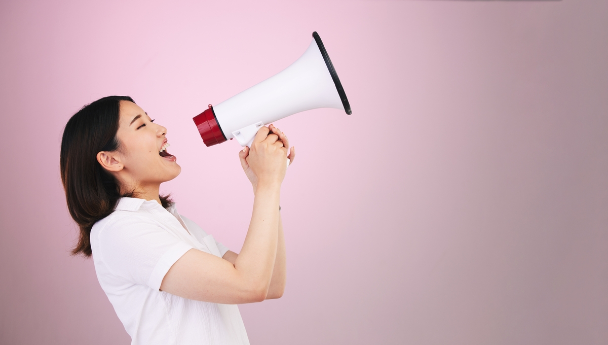 Het laten horen van onze stemmen is van cruciaal belang! Leidinggevenden moeten luisteren naar de ervaringen uit de praktijk van mensen die met de ziekte van Huntington leven en van deelnemers aan klinische onderzoeken.  