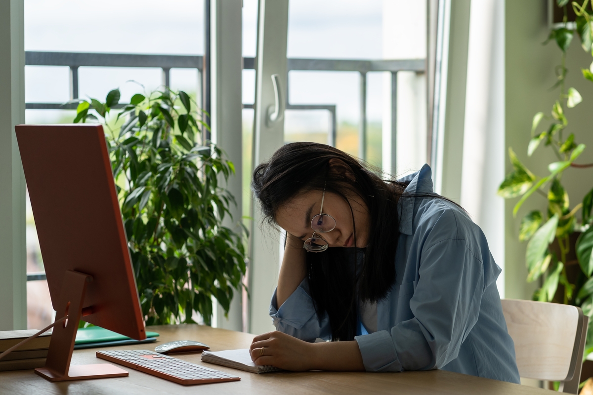 Apathie bij de ziekte van Huntington is geen luiheid of simpelweg gebrek aan motivatie. Het is een verandering in hoe de hersenen inspanning afwegen tegen beloning, waardoor bepaald wordt of iets de moeite waard is.  