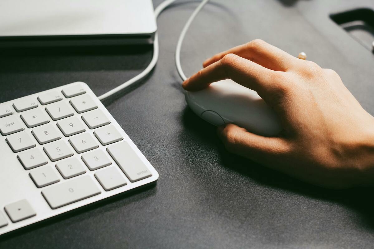 Clickbait is een kop of link die is ontworpen om mensen te verleiden op te klikken door sensationeel, misleidend of intrigerend te zijn, maar die weinig van waarde biedt.