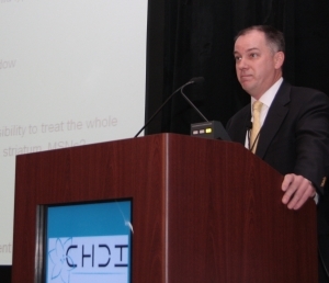 Doug MacDonald, CHDI's directeur van geneesmiddelen-onderzoek, gaf een update over de voortgang van huntingtine-genuitschakeling  