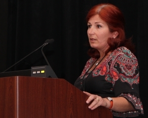 Leticia Toledo-Sherman van het CHDI schetste de strategie ter ontwikkeling van medicijnen, welke gericht zijn op verbetering van de stofwisseling in de ZvH  