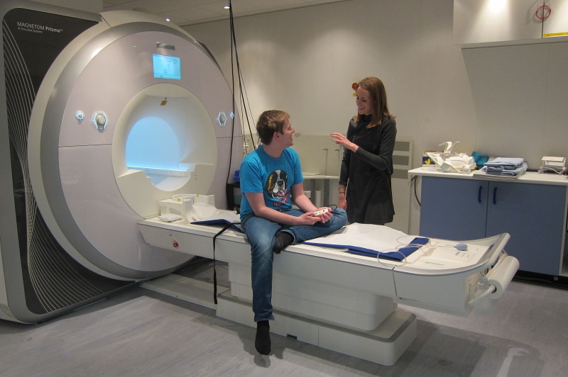 Een ZvH-YAS-vrijwilliger die zich voorbereidt op een hersenscan, een MRI genaamd (foto met dank aan HDYO)   