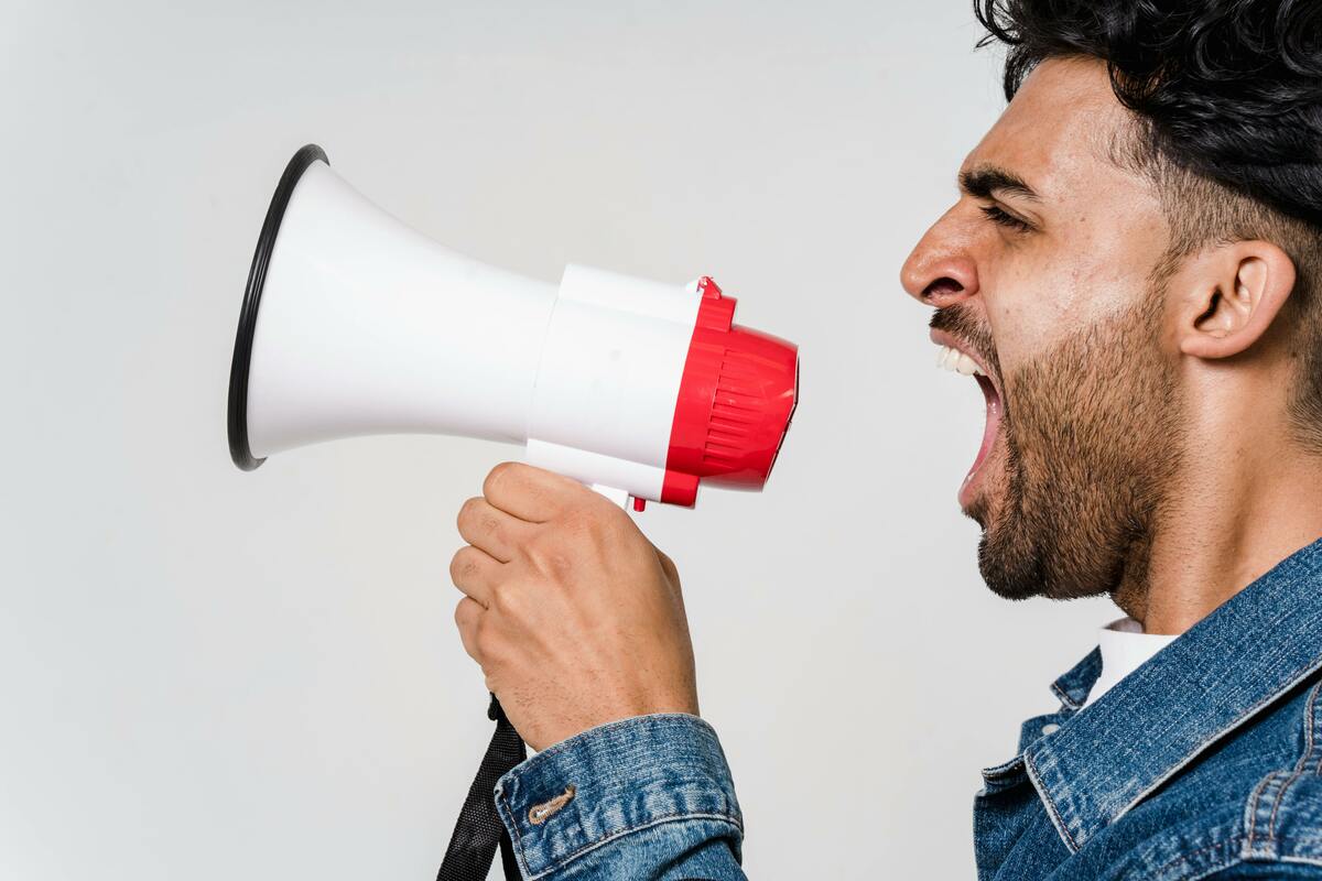 Dalzanemdor is als het geven van een megafoon aan je hersencellen. Het werkt door het volume van de moleculaire boodschappen, die door NMDA-receptoren worden doorgegeven, te verhogen. Deze boodschappen zijn bij Huntington doorgaans verminderd en veroorzaken problemen met denken en geheugen.  